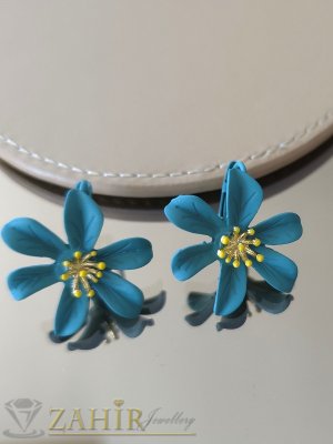Уникални олекотени метални обеци цветя в цвят петролено синьо мат с позлатени тичинки, размер 2,5 на 2,8 см, френско закопчаване- C1055
